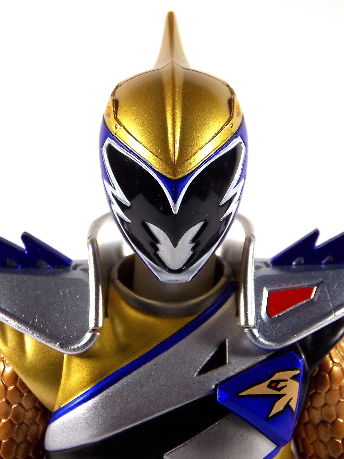 S.H. Figuarts Kyoryu Gold Gallery - Tokunation